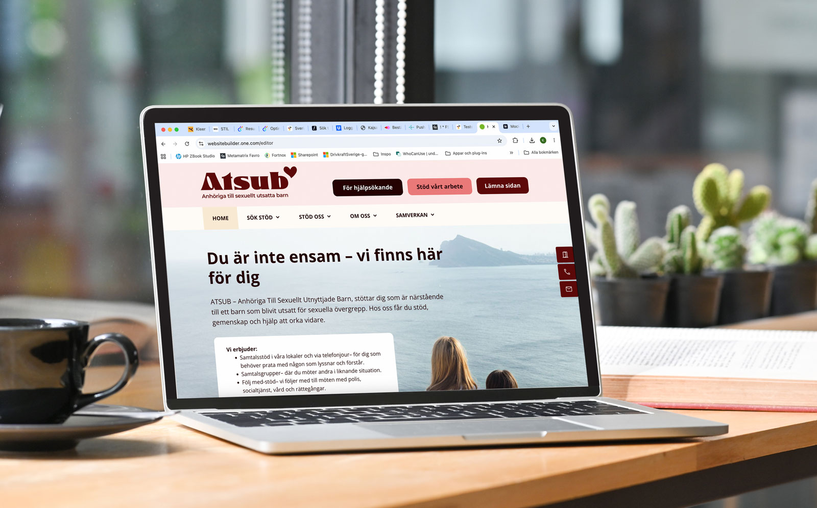 Atsubs nya webbplats visad på en laptop i en arbetsmiljö