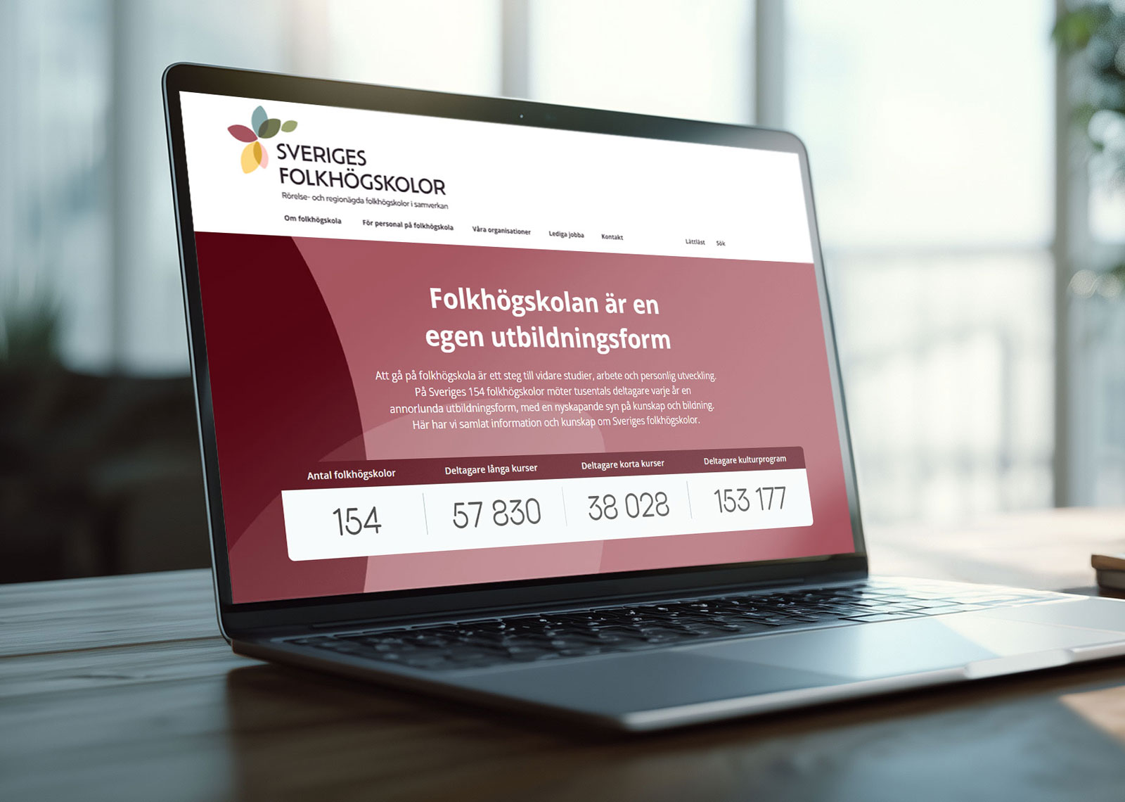 Laptop som visar Sveriges folkhögskolors nya webbplats